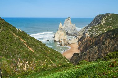 Avrupa 'nın kayalık kıyıları. Praia da Ursa. 