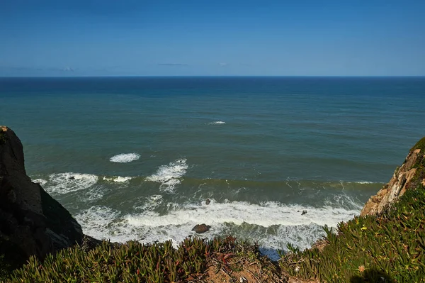 Batu Pantai Dan Hijau Tebing Eropa — Stok Foto