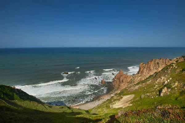 岩の海岸とヨーロッパの緑の崖 — ストック写真