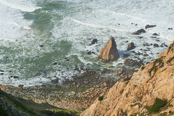 岩の海岸とヨーロッパの緑の崖 — ストック写真