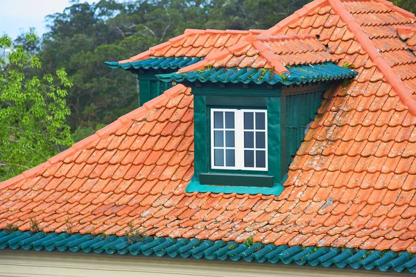Дом Оранжевой Плиткой Маленьким Окном — стоковое фото