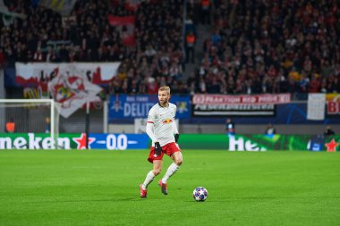 Leipzig, Almanya - 20 Mart 2020: Leipzig-Tottenham maçı sırasında Leipzig Red Bull Arena 'da RB Leipzig' den Konrad Laimer