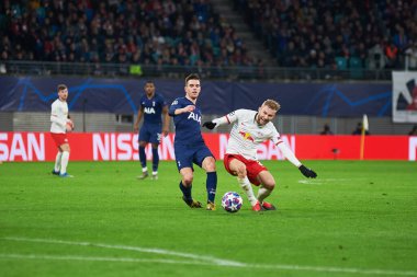 Leipzig, Almanya - 20 Mart 2020: Leipzig-Tottenham maçı sırasında Leipzig Red Bull Arena 'da RB Leipzig' den Konrad Laimer