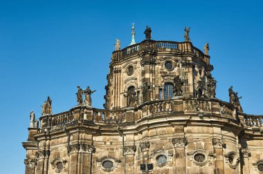 Dresden, Almanya - 2 Haziran 2019: Katholische Hofkiche 'nin güzel dış kısmı Dresden-Meissen Piskoposluğu' nun tarihi şehir merkezi ve Almanya 'nın Saksonya kentindeki Elbe Nehri' nin katedralidir.