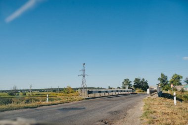 Köy yolu. Ekoloji konsepti. Yaz