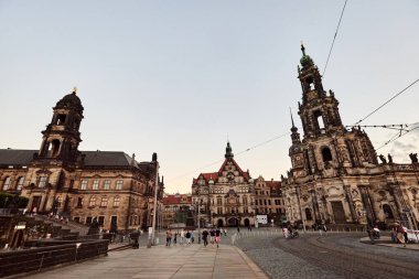 Dresden, Almanya - 21 Haziran 2016: Dresden Kalesi. Kraliyet Sarayı. Barok Sarayı 'ndan Hausmannsturm.