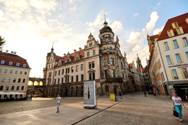 Dresden, Almanya - 21 Haziran 2016: Dresden Kalesi. Kraliyet Sarayı. Barok Sarayı 'ndan Hausmannsturm.