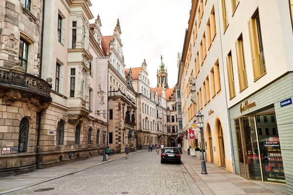 Dresden, Almanya - 21 Haziran 2016: Dresden Kalesi. Kraliyet Sarayı. Barok Sarayı 'ndan Hausmannsturm.