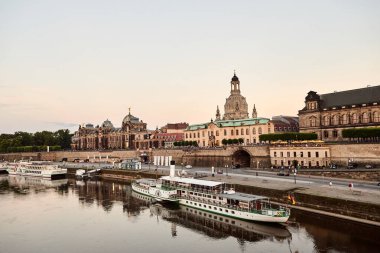 Dresden, Almanya - 21 Haziran 2016: Dresden, Saksonya, Almanya. Akşamları Elbe Nehri seti olan eski şehir mimarisi..
