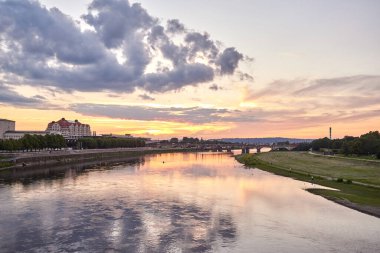 Dresden, Almanya - 21 Haziran 2016: Dresden, Saksonya, Almanya. Akşamları Elbe Nehri seti olan eski şehir mimarisi..
