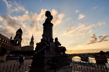 Dresden, Almanya - 21 Haziran 2016: Ernst Rietschel Denkmal gün batımı saatinde