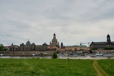 Dresden, Almanya - 05 Mayıs 2017: Dresden, Almanya Saksonya 'nın başkenti. Akşamları Elbe Nehri seti olan eski şehir mimarisi..