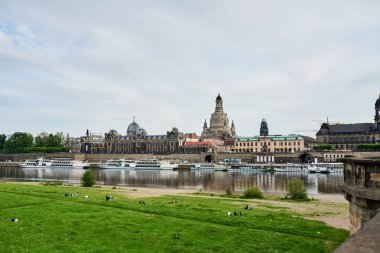 Dresden, Almanya - 05 Mayıs 2017: Dresden, Almanya Saksonya 'nın başkenti. Akşamları Elbe Nehri seti olan eski şehir mimarisi..