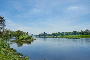 Yaz gezisi. Elba nehri yeşil kır manzarası.