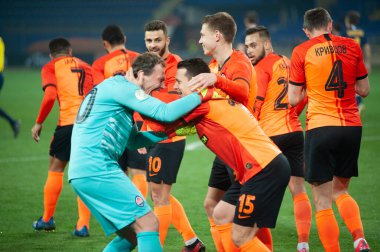 Kharkiv, Ukrayna - 4 Mart 2020: Oyuncular Shakhtar Donetsk UPL Shakhtar - Dnipro-1
