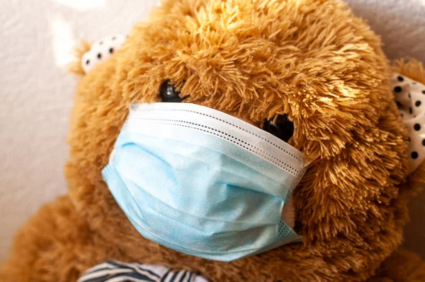 Oso Ambos Máscaras Médicas Protectoras Permanecer Casa Cuarentena Para Prevenir — Foto de Stock