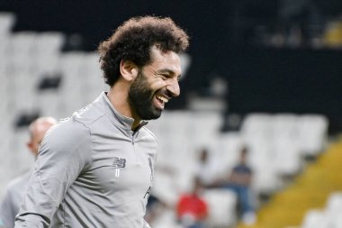 İstanbul, Türkiye - 13 Ağustos 2019: Liverpool FC oyuncusu Muhammed Salah 'ın maç öncesi eğitim portresi