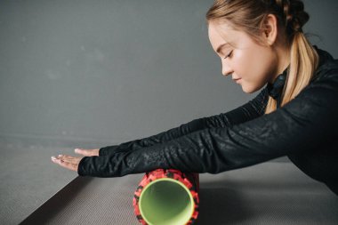 Beyaz kadın sporcu, pilates stüdyosunda kaslarını esnetiyor. Fotoğraf kazancı ile fotoğraf ayarla.