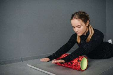 Beyaz kadın sporcu, pilates stüdyosunda kaslarını esnetiyor. Fotoğraf kazancı ile fotoğraf ayarla.