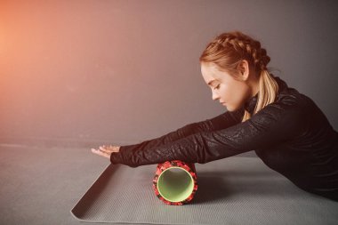 Beyaz kadın sporcu, pilates stüdyosunda kaslarını esnetiyor. Fotoğraf kazancı ile fotoğraf ayarla.