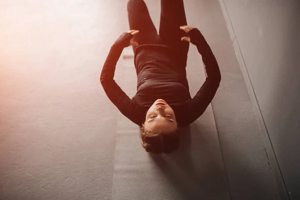 Kaukasiska Kvinnliga Idrottskvinna Sträcker Muskler Träning Pilates Studio Ställ Foto — Stockfoto