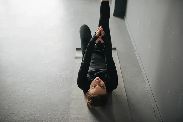 Beyaz Kadın Sporcu Pilates Stüdyosunda Kaslarını Esnetiyor Fotoğraf Kazancı Ile — Stok fotoğraf