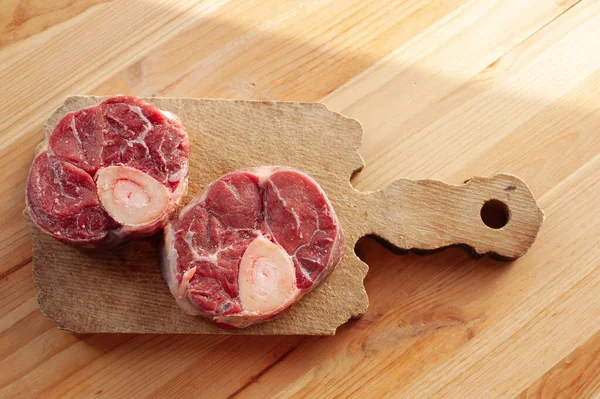 Dos Trozos Rebanadas Hueso Grande Con Pocas Gotas Sangre Carne — Foto de Stock