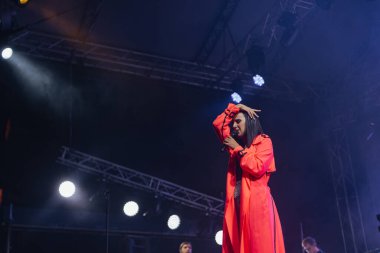 Kharkiv, Ukrayna - 7 Eylül 2019: Jamala on Impuls Fest. Gürültü ve film kazancı ile fotoğraf