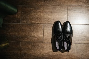 Siyah ayakkabılar arka planda. Düşük tuşlu fotoğraf