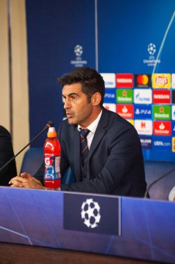 Kharkiv, Ukrayna - 23 Ekim 2018: Paolo Fonseca, Manchester City maçından sonra Metalist Stadyumu 'nda basın toplantısı düzenledi