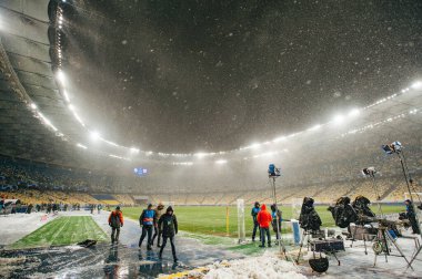 Kyiv, Ukrayna - 12 Aralık 2018: Shakhtar Donetsk ve Olympique Lyon arasındaki UEFA Şampiyonlar Ligi maçı sırasında kar yağışı