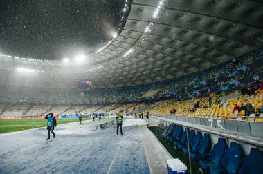 Kyiv, Ukrayna - 12 Aralık 2018: Shakhtar Donetsk ve Olympique Lyon arasındaki UEFA Şampiyonlar Ligi maçı sırasında kar yağışı