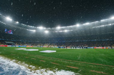 Kyiv, Ukrayna - 12 Aralık 2018: Shakhtar Donetsk ve Olympique Lyon arasındaki UEFA Şampiyonlar Ligi maçı sırasında kar yağışı