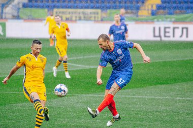 Kharkiv, Ukrayna - 5 Ekim 2019: Ukrayna profesyonel lig Metalisti 1925 - Mykolaiv maçı. Yağmur sporu günü