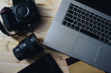 Fotoğraf gazeteciliği. Laptop, kamera, tablet, not, kamera lensi.