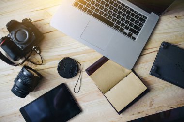 Fotoğraf gazeteciliği. Laptop, kamera, tablet, not, kamera lensi.