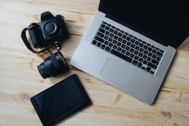 Fotoğraf gazeteciliği. Laptop, kamera, tablet, not, kamera lensi.