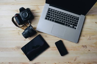 Fotoğraf gazeteciliği. Laptop, kamera, tablet, not, kamera lensi.