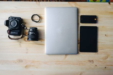Fotoğraf gazeteciliği. Laptop, kamera, tablet, fitness izleyici, kamera lensi.