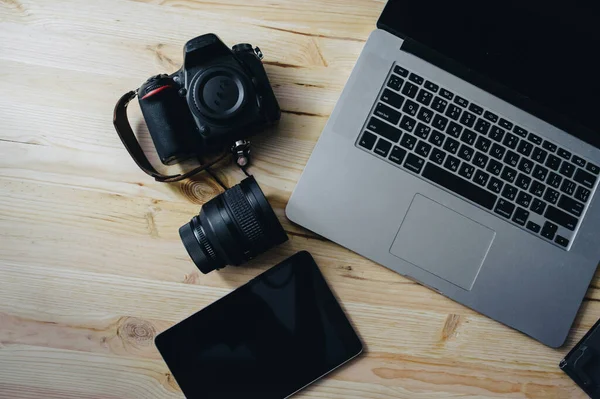 Fotoreportáž Laptop Fotoaparát Tablet Poznámka Objektiv Fotoaparátu — Stock fotografie