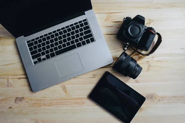 Fotoreportáž Laptop Fotoaparát Tablet Poznámka Objektiv Fotoaparátu — Stock fotografie