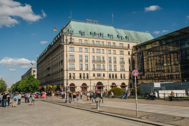 Berlin, Almanya - 15 Mayıs 2017: Berlin 'in sokak mimarisi