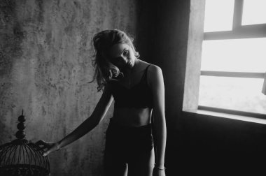 Stüdyodaki örnek sarışın kadının siyah beyaz portresi.