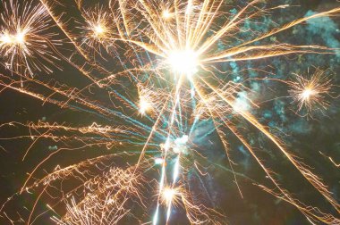 Kara gökyüzü arka planında renkli havai fişekler. Tatil sanatı geçmişi. Uzun pozlama 