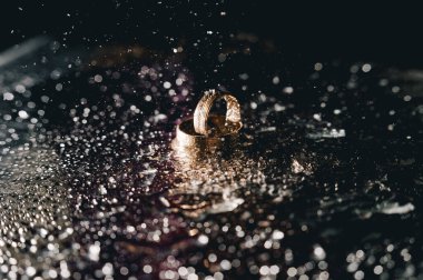 Yağmur damlaları ve alyanslar