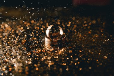 Yağmur damlaları ve alyanslar