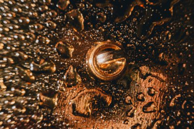 Yağmur damlaları ve alyanslar