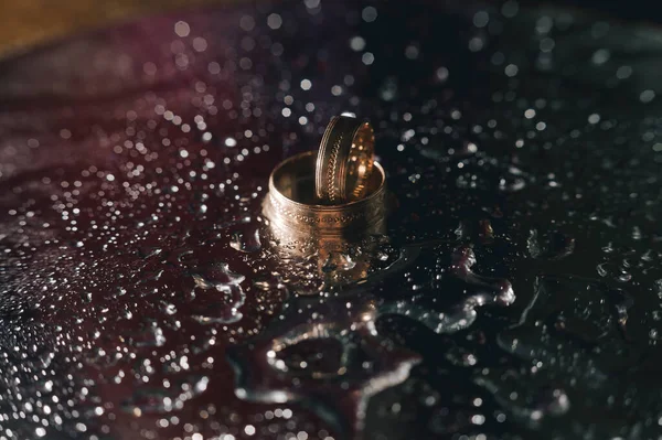 Krople Deszczu Obrączki Ślubne — Zdjęcie stockowe