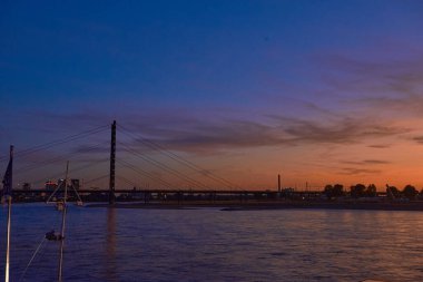Rhein 'de gün batımı zamanı