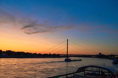 Rhein 'de gün batımı zamanı